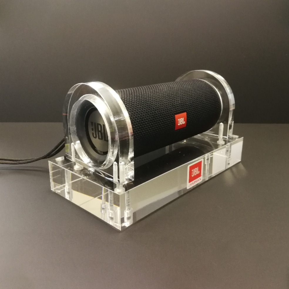JBL Displaydesign aus Acrylglas für schwarzen Lautsprecher